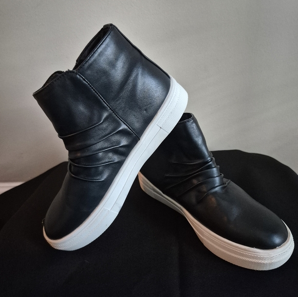 Shoes - Picture 3 of 4